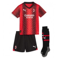 Otroški Nogometni dresi AC Milan Christian Pulisic #11 Domači 2023-24 Kratek Rokav (+ Kratke hlače)